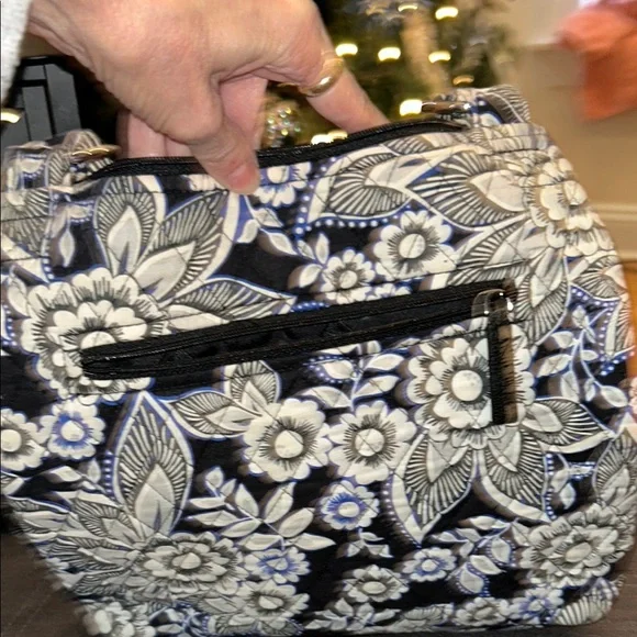 Vera Bradley Black and White Floral Tote in Excellent Condition ! - Picture 6 of 10